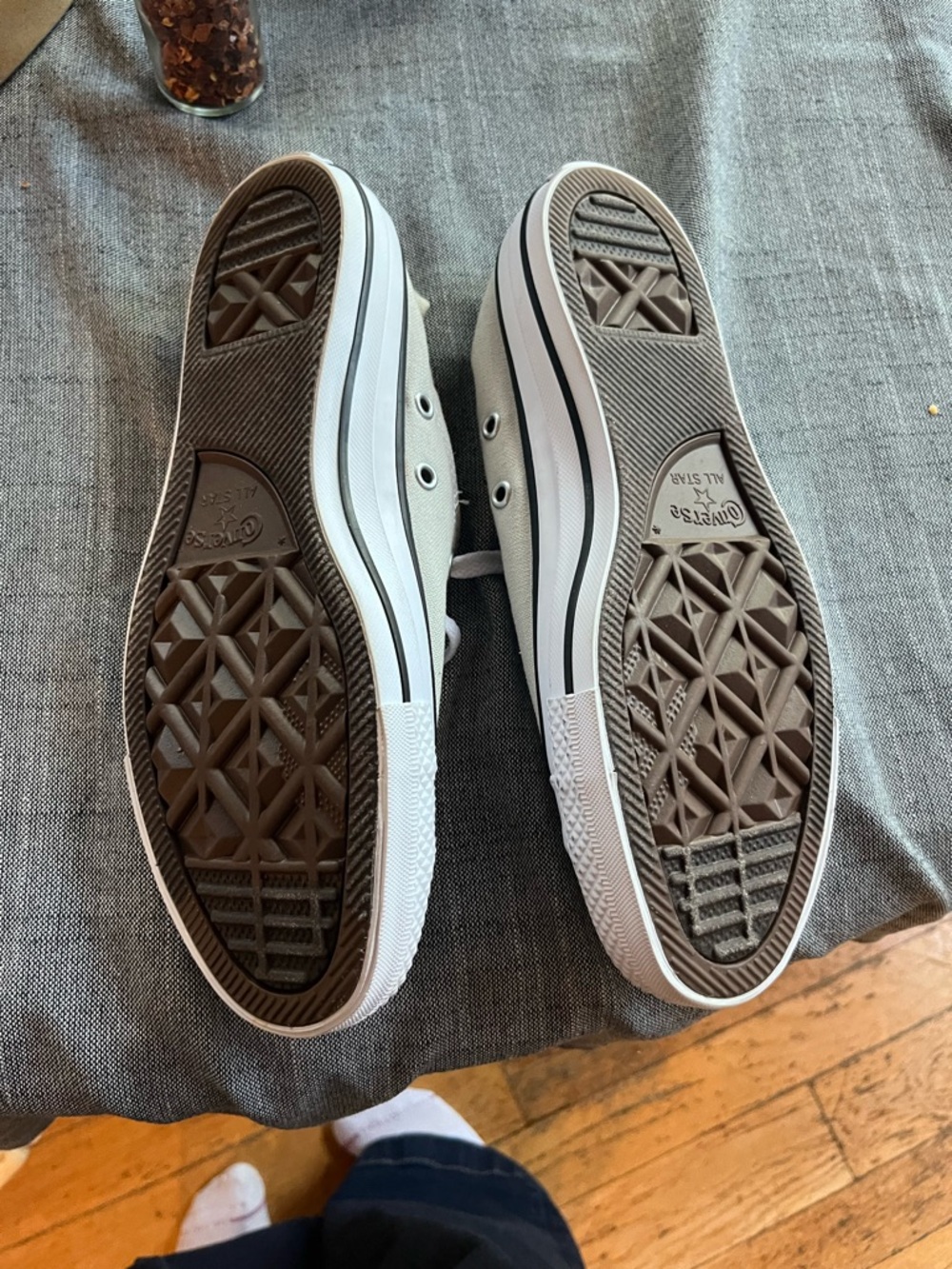 Converse Chuck Taylor Low Top Sneakers in beige and White - Picture 5 of 5